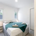 Bonce - Five Bedroom With Private Swimming Pool *