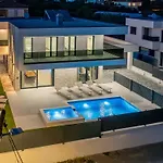Bonce - Five Bedroom With Private Swimming Pool *