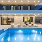 Villa Bonce - Five Bedroom With Private Swimming Pool *