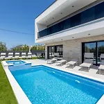 Bonce - Five Bedroom With Private Swimming Pool Villa