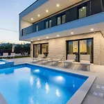 Bonce - Five Bedroom With Private Swimming Pool