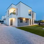 Bonce - Five Bedroom With Private Swimming Pool Villa