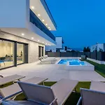 Bonce - Five Bedroom With Private Swimming Pool Villa *