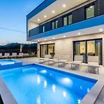 Bonce - Five Bedroom With Private Swimming Pool Kaštela