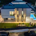 Bonce - Five Bedroom With Private Swimming Pool