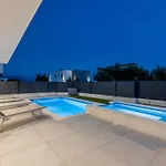 Bonce - Five Bedroom With Private Swimming Pool *