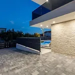 Bonce - Five Bedroom With Private Swimming Pool Villa *