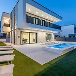 Villa Bonce - Five Bedroom With Private Swimming Pool *