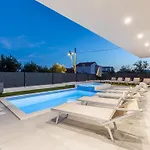 Bonce - Five Bedroom With Private Swimming Pool Villa