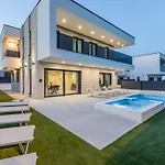 Bonce - Five Bedroom With Private Swimming Pool Villa *