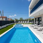 Bonce - Five Bedroom With Private Swimming Pool *