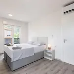 Bonce - Five Bedroom With Private Swimming Pool