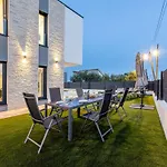 Bonce - Five Bedroom With Private Swimming Pool Villa