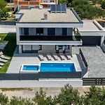 Bonce - Five Bedroom With Private Swimming Pool Kaštela