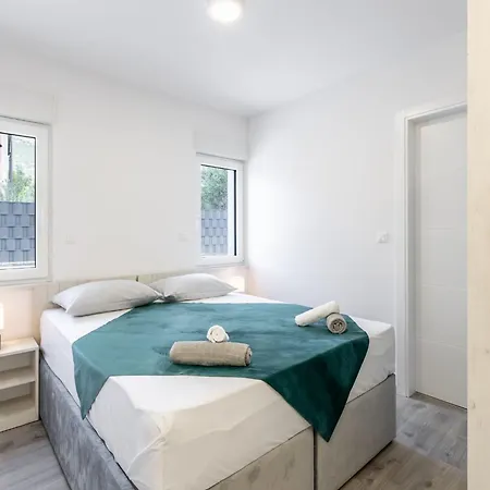Bonce - Five Bedroom With Private Swimming Pool *