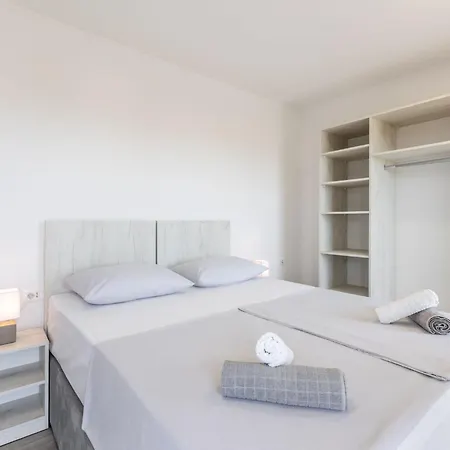 Villa Bonce - Five Bedroom With Private Swimming Pool *