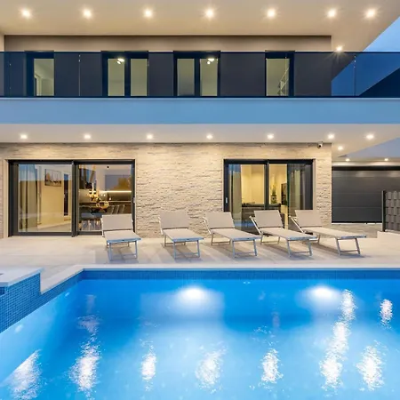 Villa Bonce - Five Bedroom With Private Swimming Pool *