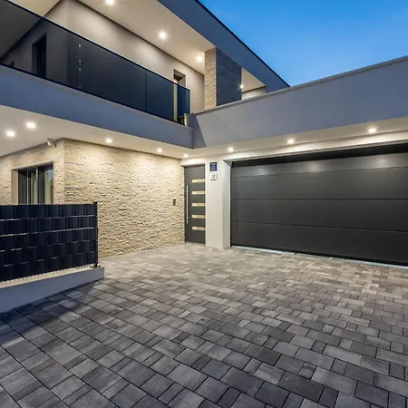 Bonce - Five Bedroom With Private Swimming Pool *
