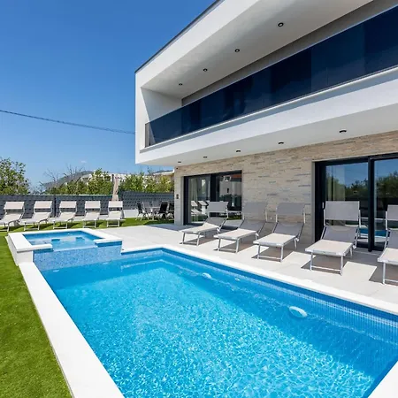 Bonce - Five Bedroom With Private Swimming Pool Villa