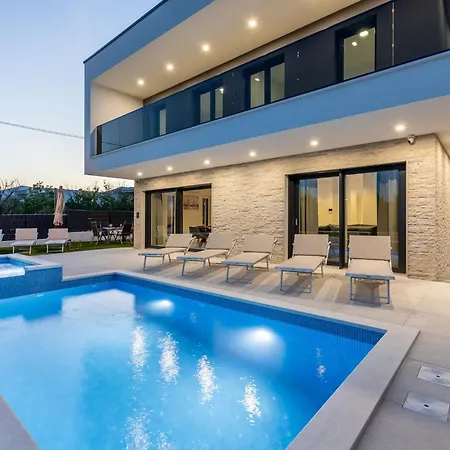 Bonce - Five Bedroom With Private Swimming Pool