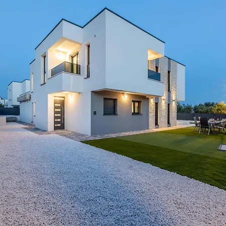 Bonce - Five Bedroom With Private Swimming Pool Villa