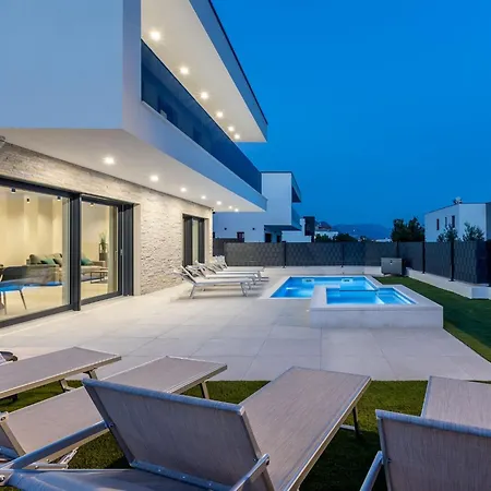 Bonce - Five Bedroom With Private Swimming Pool Villa *