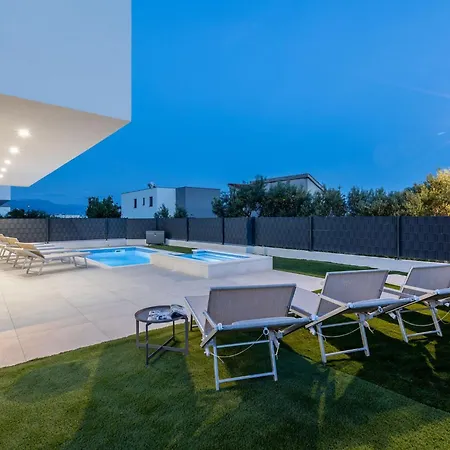 Villa Bonce - Five Bedroom With Private Swimming Pool Kaštela
