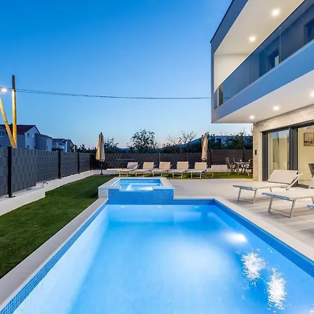 Bonce - Five Bedroom With Private Swimming Pool *