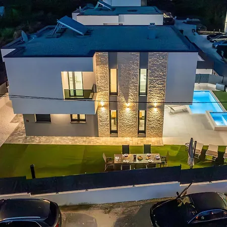 Bonce - Five Bedroom With Private Swimming Pool