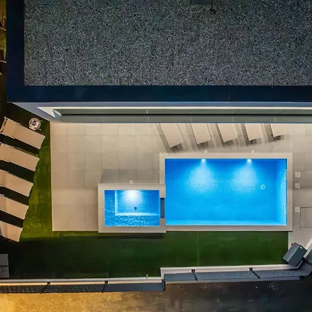 Villa Bonce - Five Bedroom With Private Swimming Pool