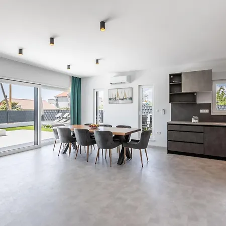 Bonce - Five Bedroom With Private Swimming Pool Villa *