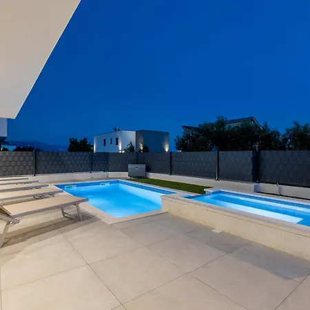 Bonce - Five Bedroom With Private Swimming Pool *