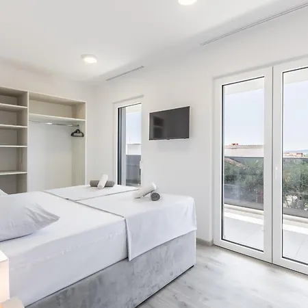 Bonce - Five Bedroom With Private Swimming Pool Villa