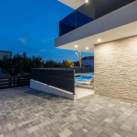 Bonce - Five Bedroom With Private Swimming Pool Villa *