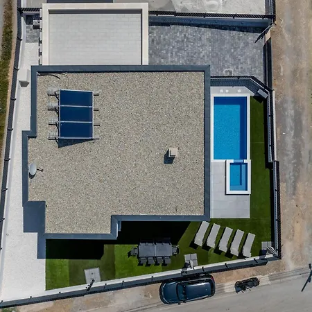 Villa Bonce - Five Bedroom With Private Swimming Pool