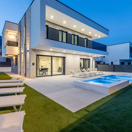Villa Bonce - Five Bedroom With Private Swimming Pool *