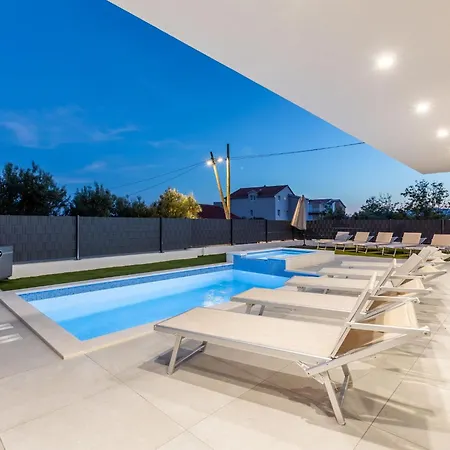 Bonce - Five Bedroom With Private Swimming Pool Villa