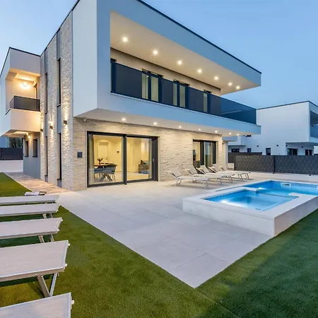 Bonce - Five Bedroom With Private Swimming Pool Villa *