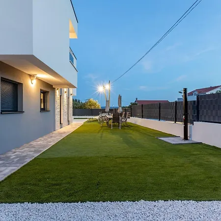 Bonce - Five Bedroom With Private Swimming Pool *