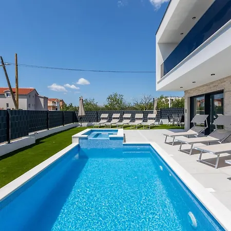 Bonce - Five Bedroom With Private Swimming Pool *