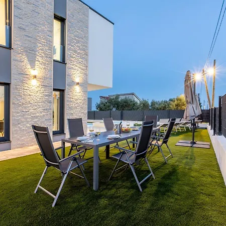 Bonce - Five Bedroom With Private Swimming Pool Villa