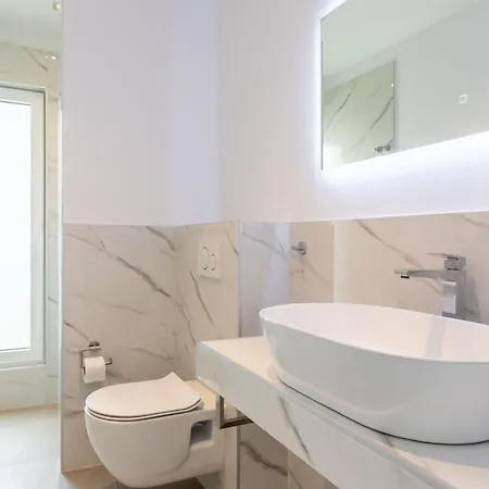 Villa Bonce - Five Bedroom With Private Swimming Pool *