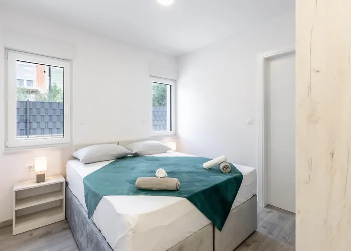 Bonce - Five Bedroom With Private Swimming Pool *