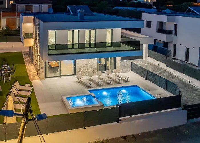 Bonce - Five Bedroom With Private Swimming Pool *