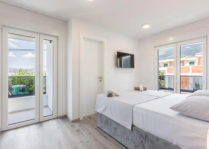 Bonce - Five Bedroom With Private Swimming Pool Vila *