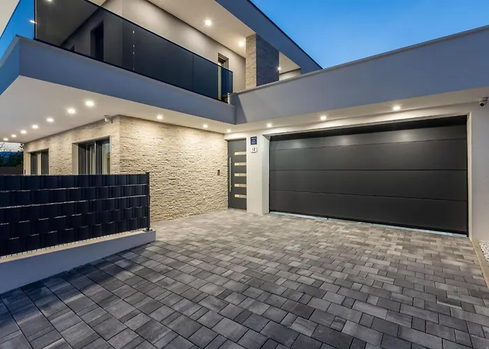 Bonce - Five Bedroom With Private Swimming Pool *
