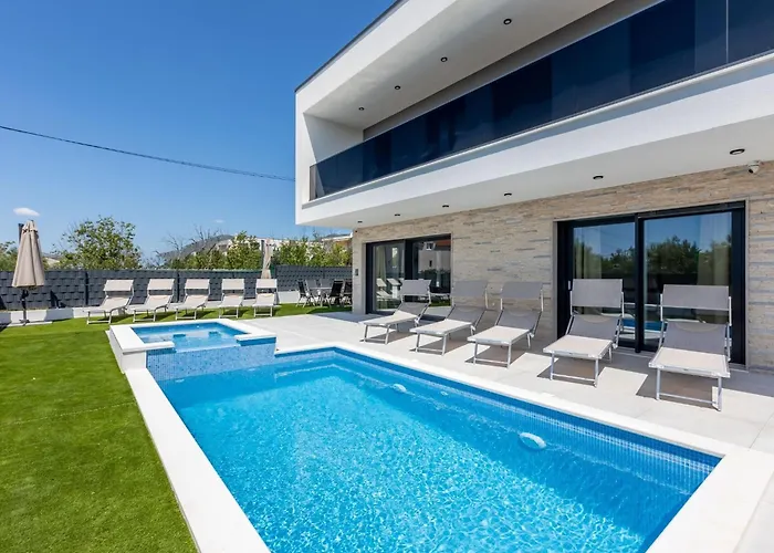Bonce - Five Bedroom With Private Swimming Pool Vila
