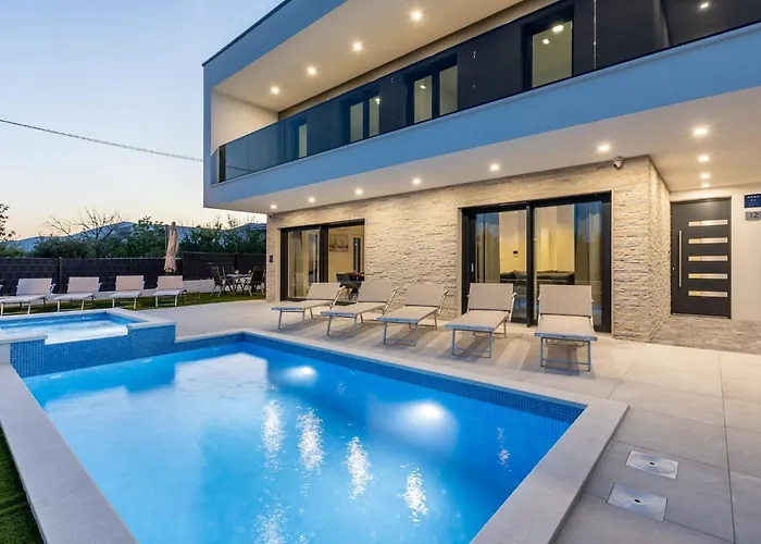 Bonce - Five Bedroom With Private Swimming Pool