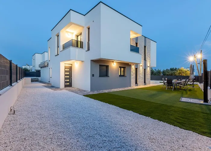 Bonce - Five Bedroom With Private Swimming Pool Vila