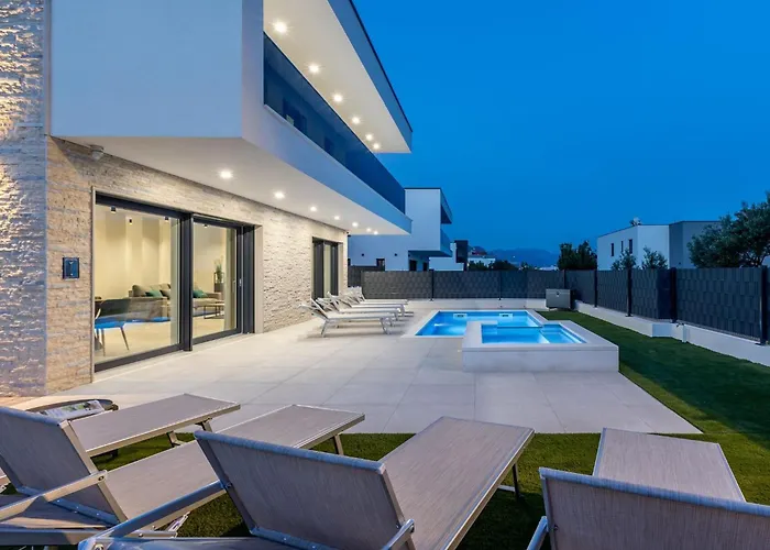 Bonce - Five Bedroom With Private Swimming Pool Vila *